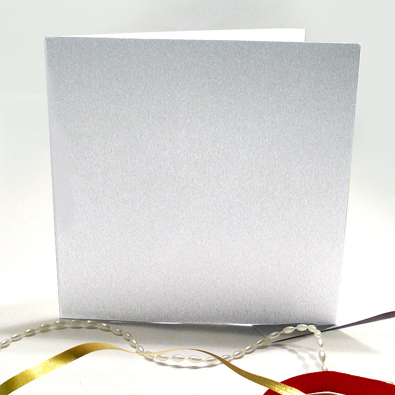 Six plain white square cards and envelopes.
6 x 13.5cm x 13.5cm cards and envelopes.